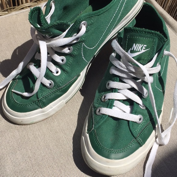 kelly green nike shoes